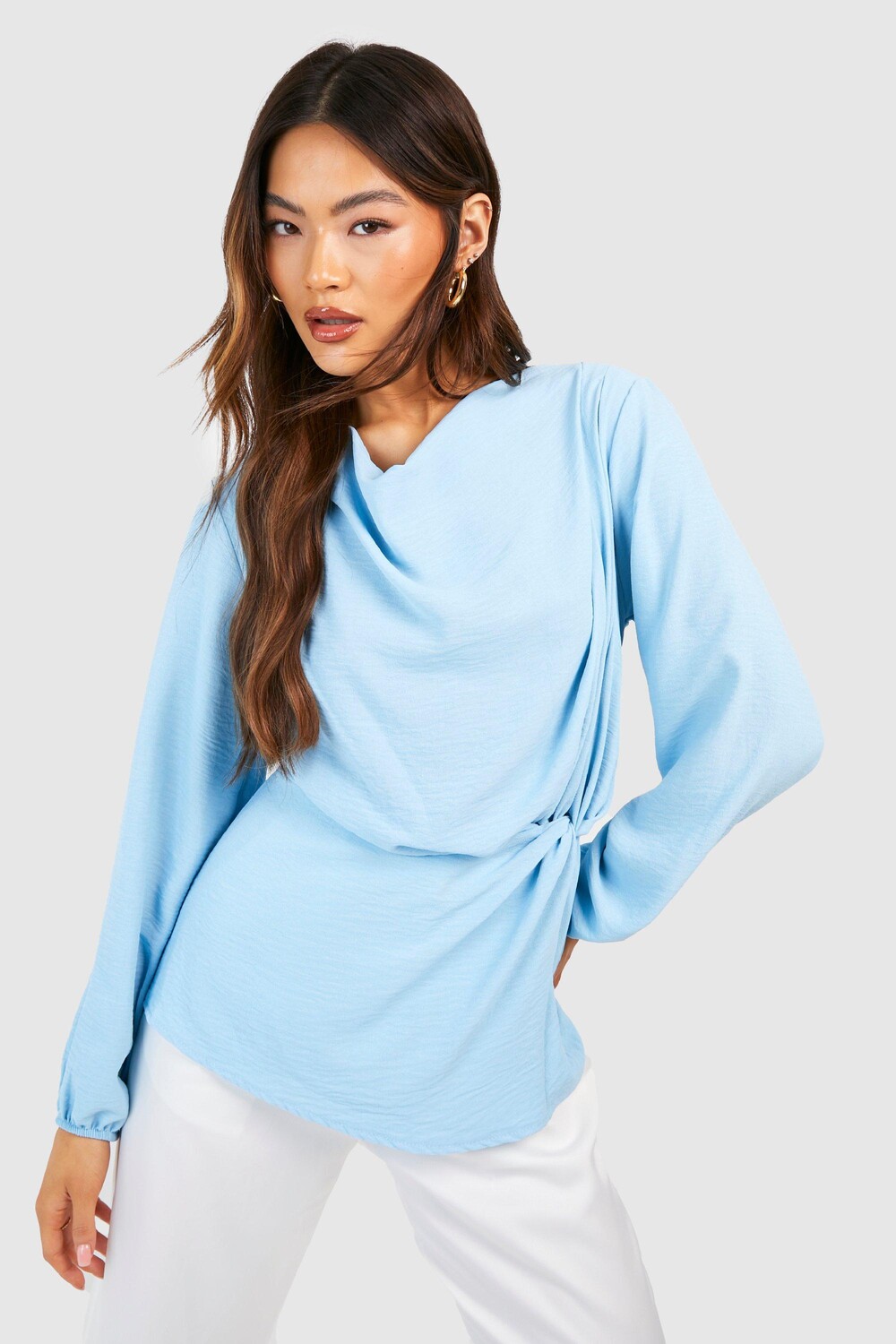 

Блузка с колотачной драпиной с узлом передней стороны Boohoo, синий