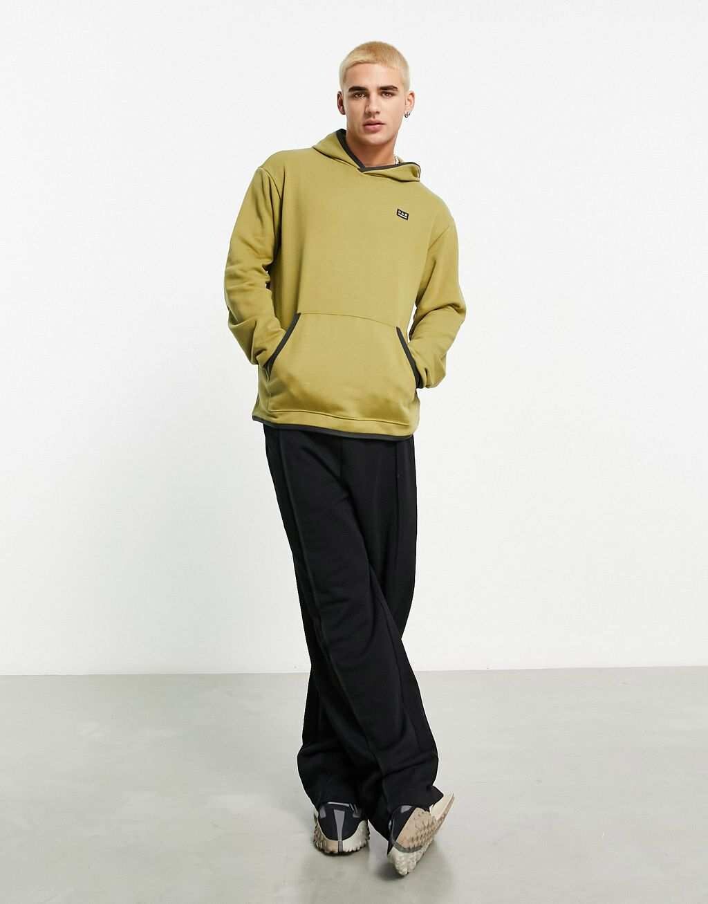

Оливковое худи New Balance