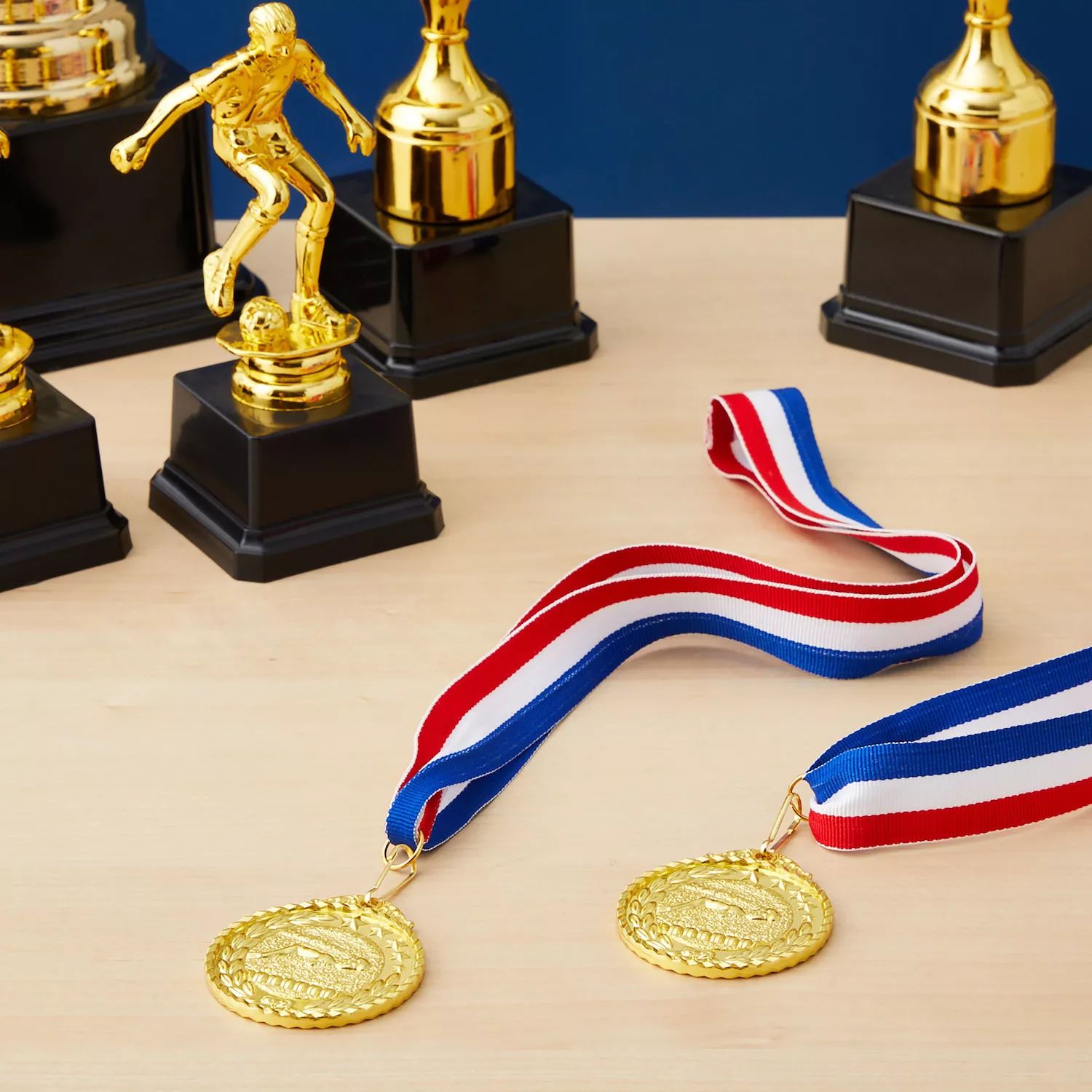 12 комплектов медалей по плаванию с лентами для всех возрастов, золотые медали за награды, диаметр 2 дюйма с петлей для ленты 15 дюймов Juvale