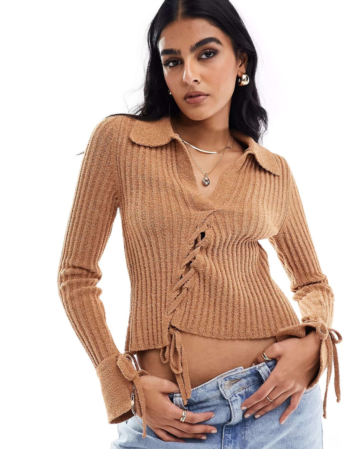 

Вязаный джемпер с воротником-поло и завязками ASOS из коричневой пряжи Тедди