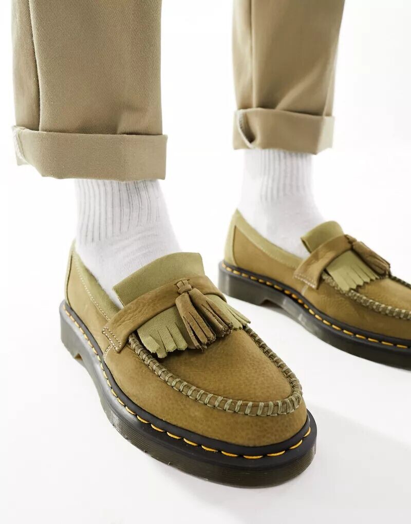 

Лоферы цвета хаки с помпоном Dr Martens Adrian из кожи нубука