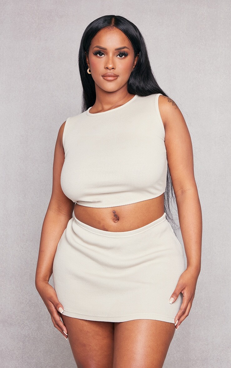 

PrettyLittleThing Кремовый укороченный топ без рукавов в рубчик Shape