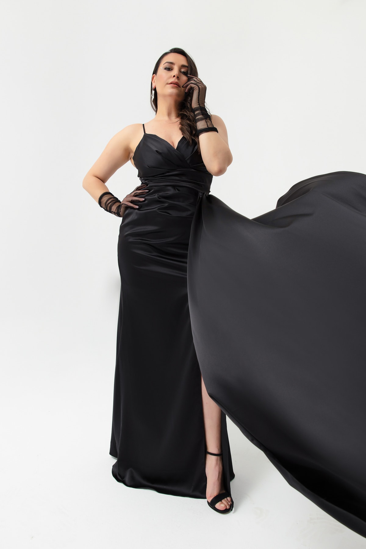 цена Женское черное длинное атласное вечернее платье больших размеров и выпускное платье больших размеров Lafaba, черный