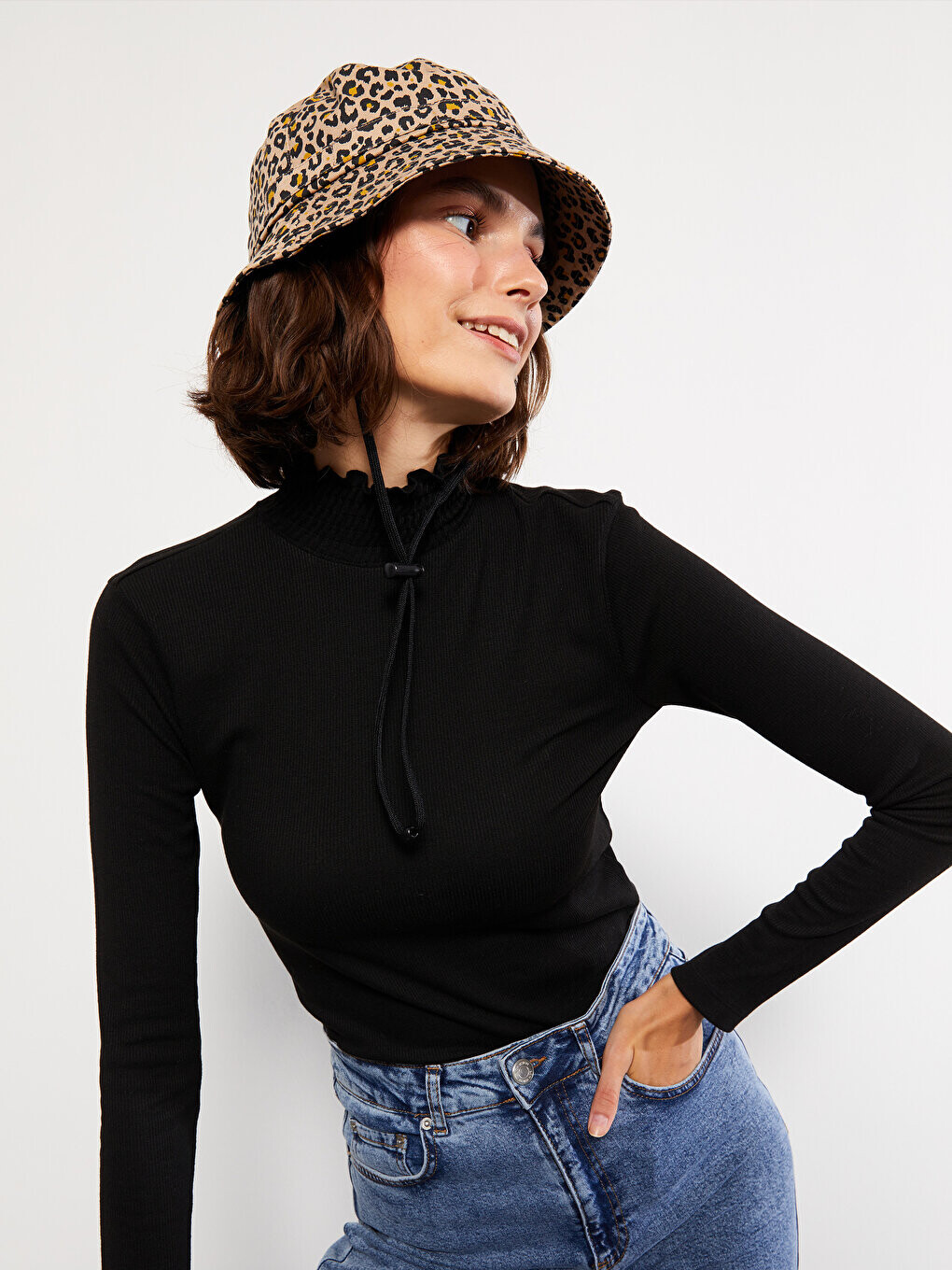 

Простая женская футболка с высоким воротником и длинными рукавами LCW Casual, черный