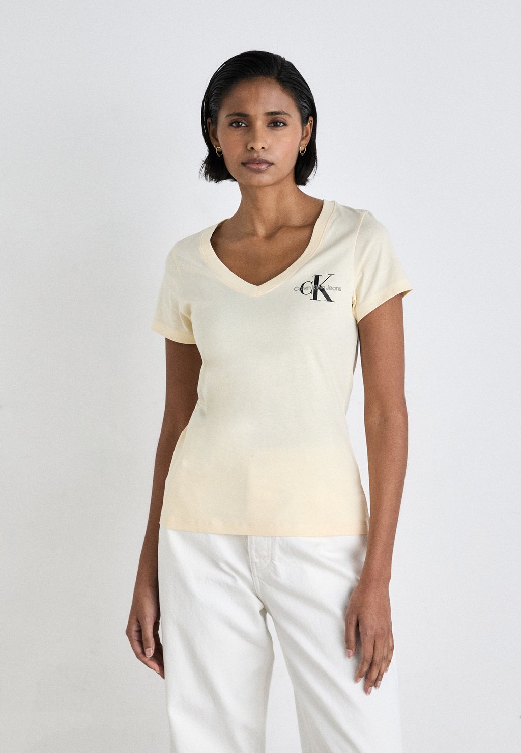 Базовая футболка MONOLOGO V NECK TEE Calvin Klein Jeans, кремовый базовая футболка badge v neck tee calvin klein jeans plus цвет bright white