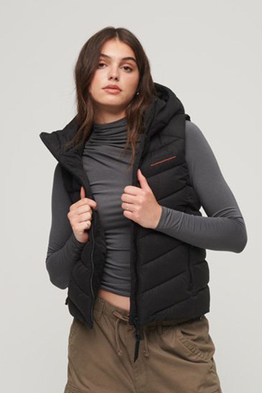 

Утепленный жилет с капюшоном из микрофибры Superdry, черный