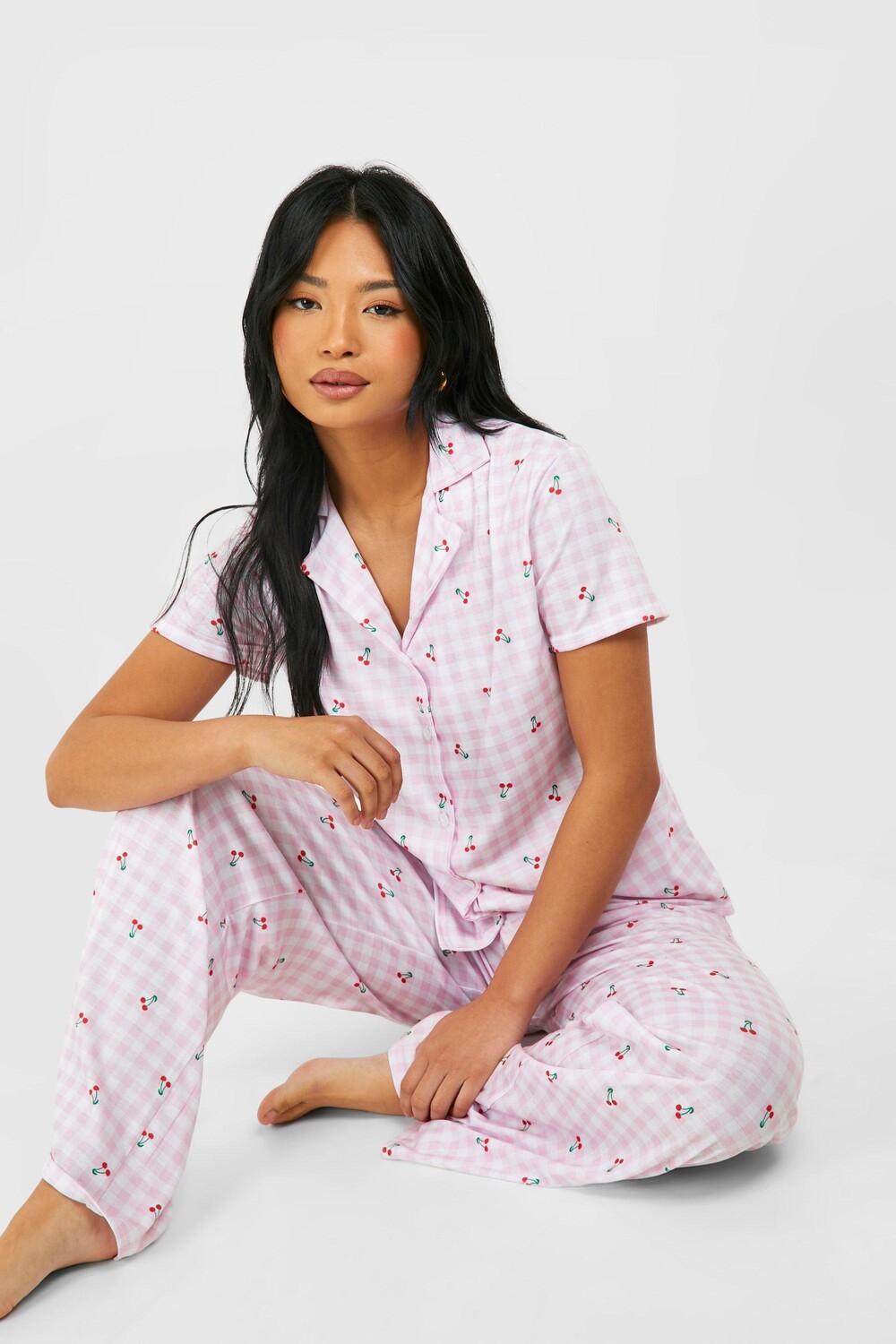 

Комплект брюк с короткими рукавами Petite в мелкую клетку вишневого цвета boohoo, розовый
