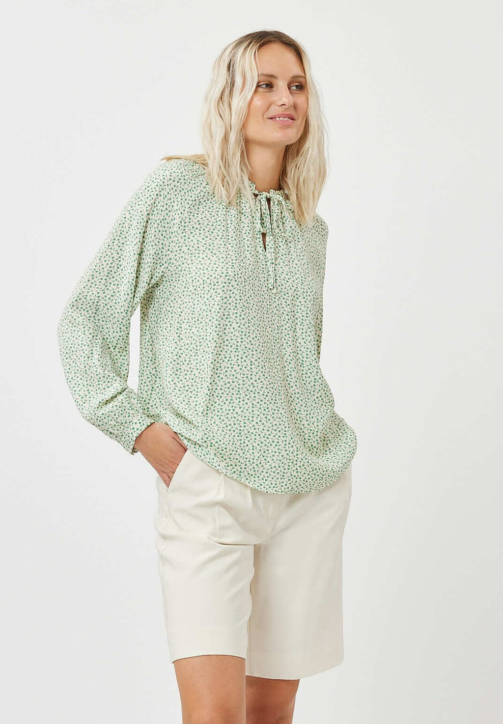 Блузка Minimum с завязками на шее, зеленый minimum блузка