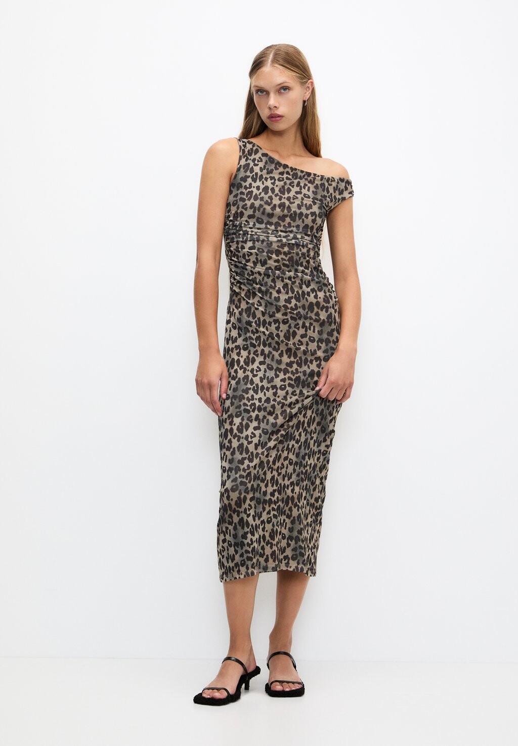 

Платье-футляр ASYMMETRIC LEOPARD PRINT MIDI PULL&BEAR, коричневый