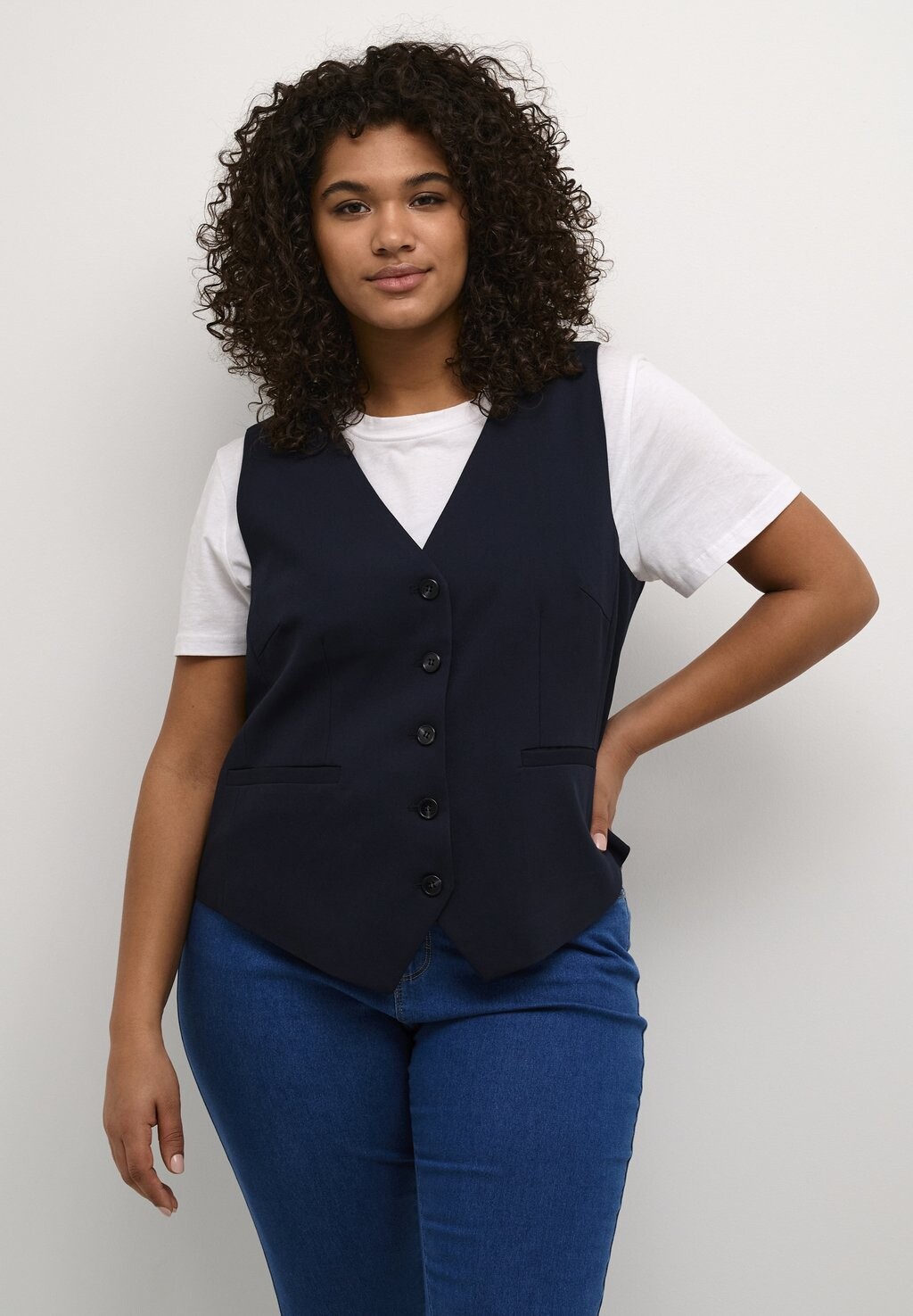 

Жилет KAFFE CURVE KCSAKIRA WAISTCOAT, цвет midnight marine