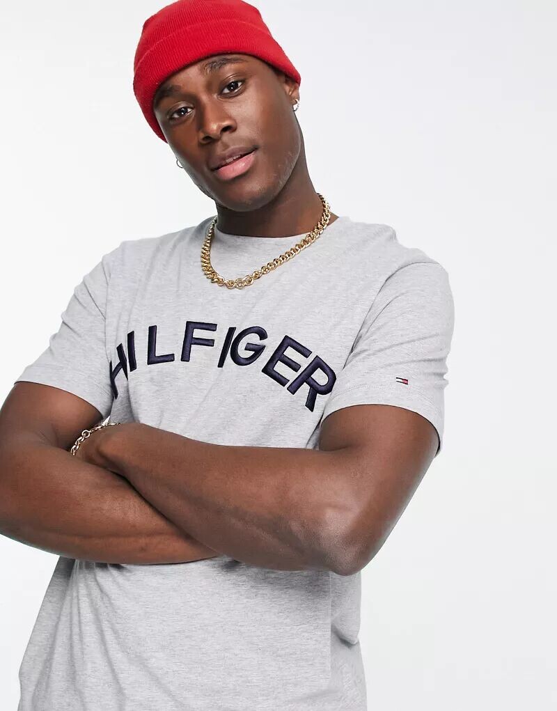 

Светло-серая футболка с логотипом Tommy Hilfiger