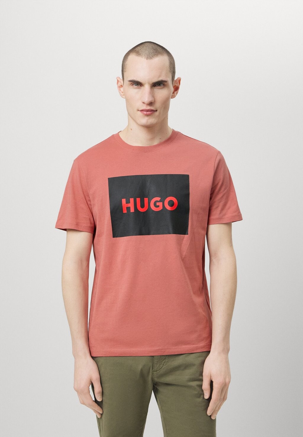 

Футболка с принтом HUGO, розовый