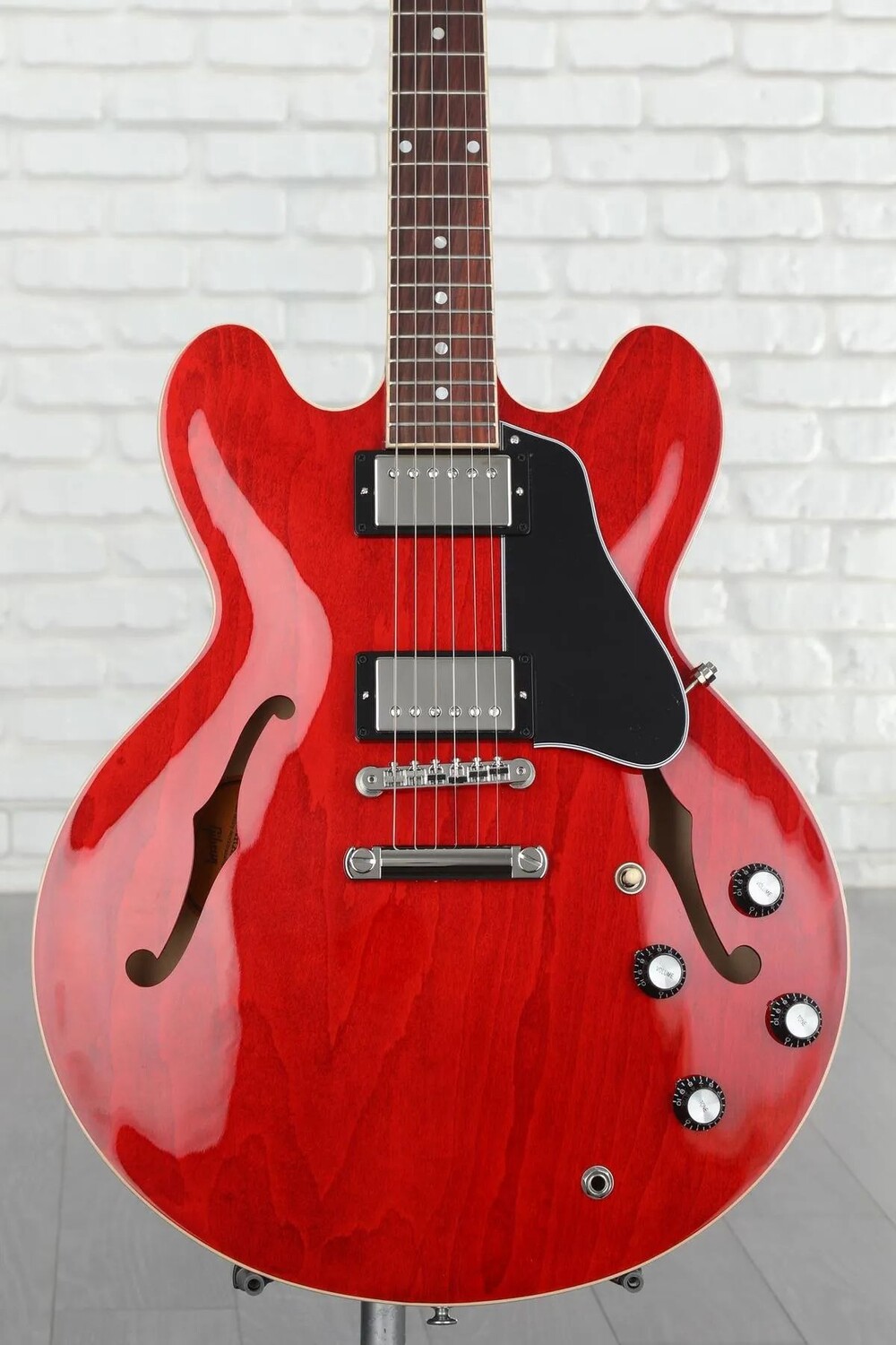 

Электрогитара Gibson ES-335 с полуполым корпусом — Sixties Cherry