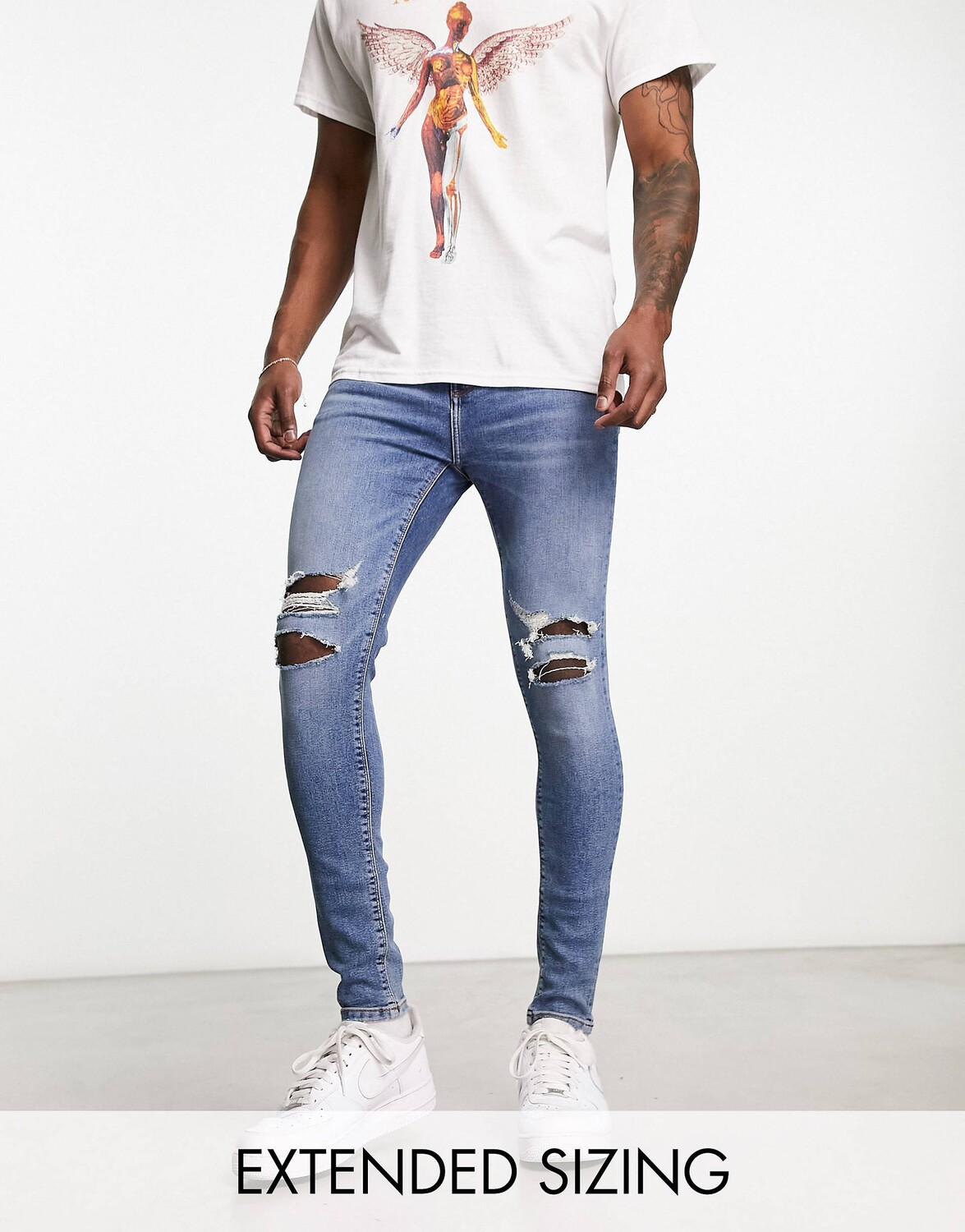 

Спрей ASOS DESIGN на джинсах Power Stretch синего цвета средней потертости