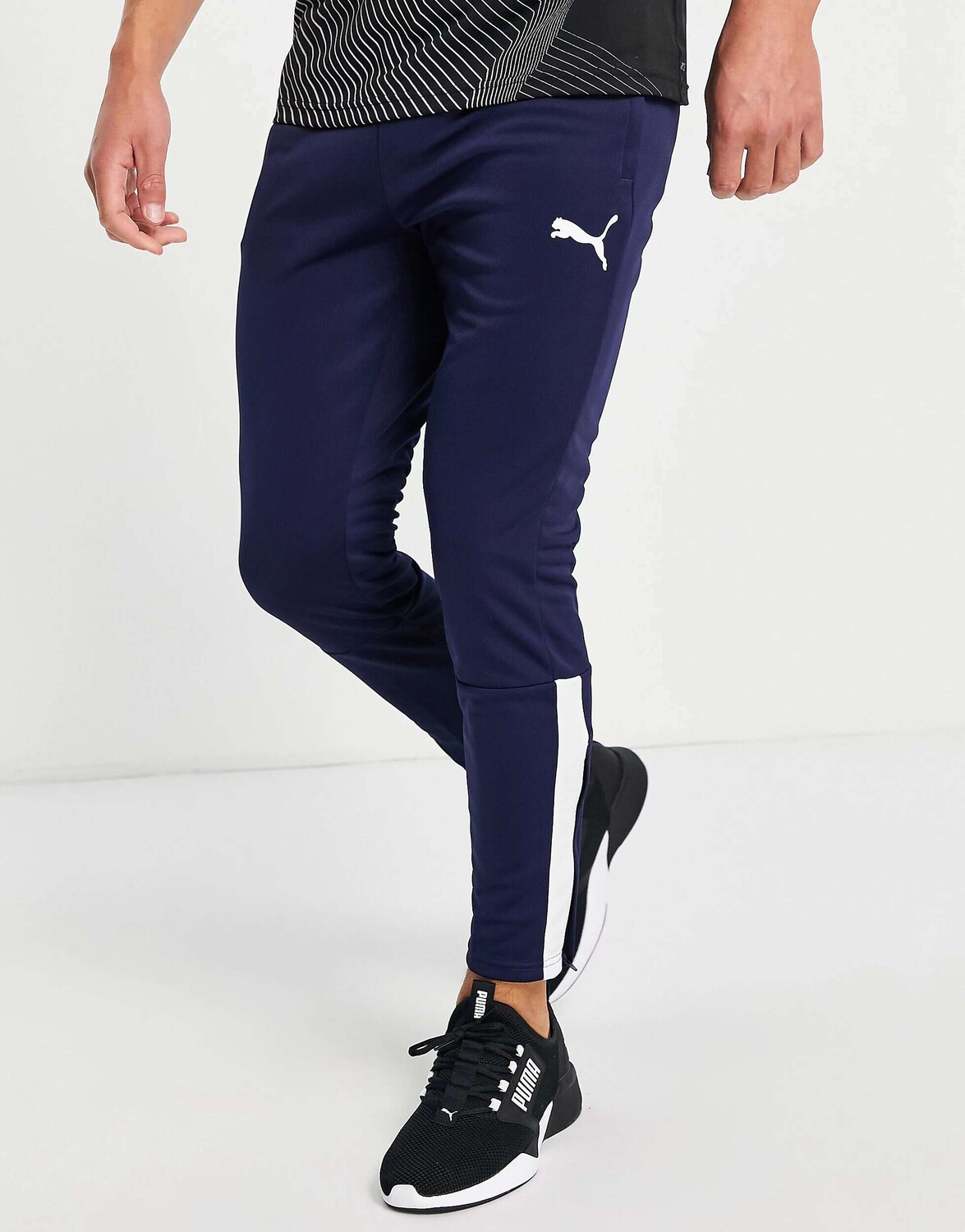 

Темно-синие джоггеры Puma Football с белыми вставками