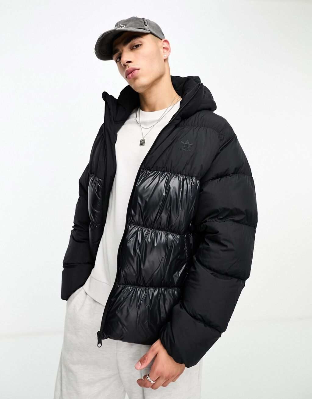 

Черная зимняя куртка adidas Originals