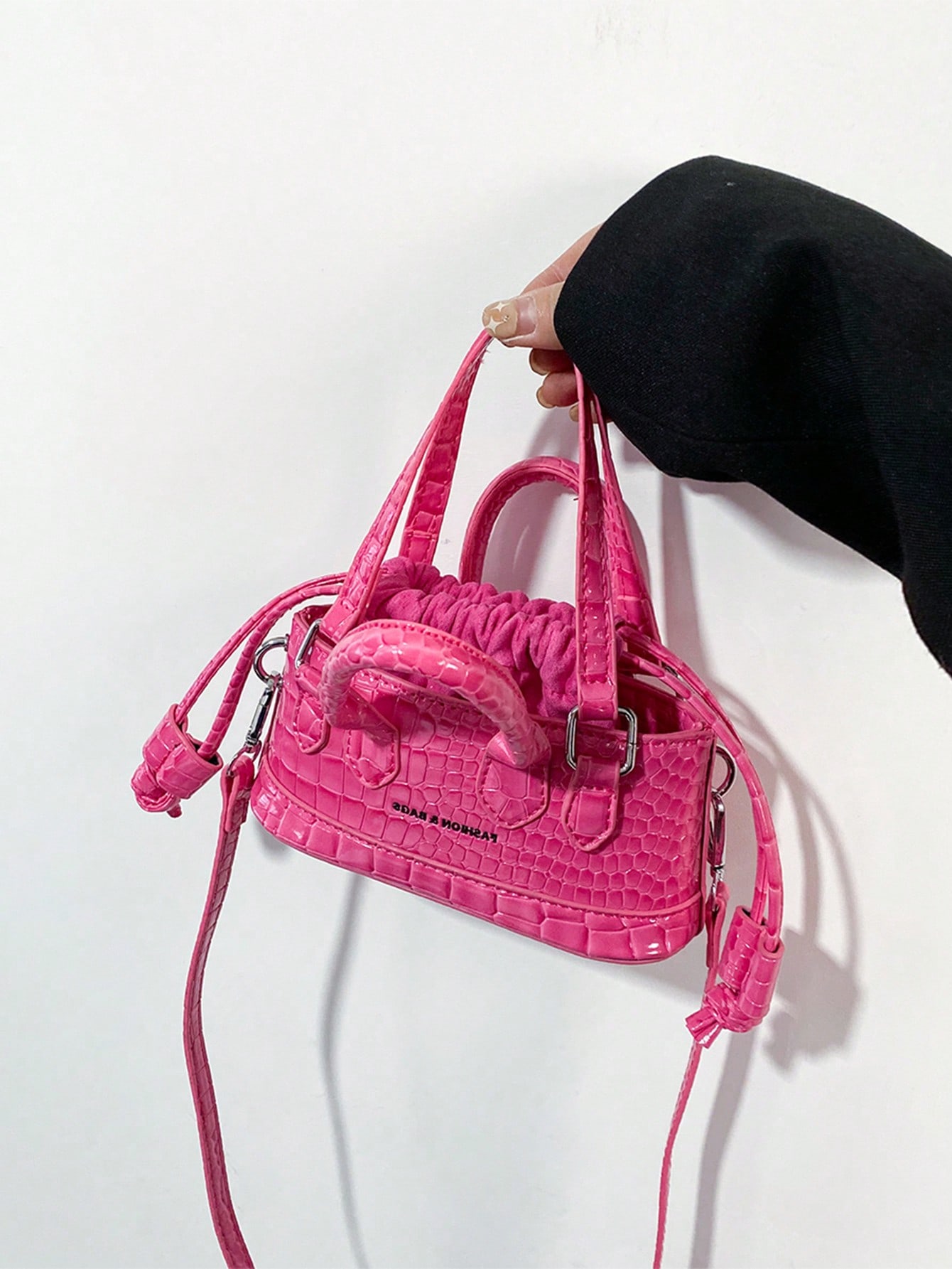 Миниатюрная сумка-саквояж с тиснением под крокодила с двойной ручкой и буквами, розовый цена и фото