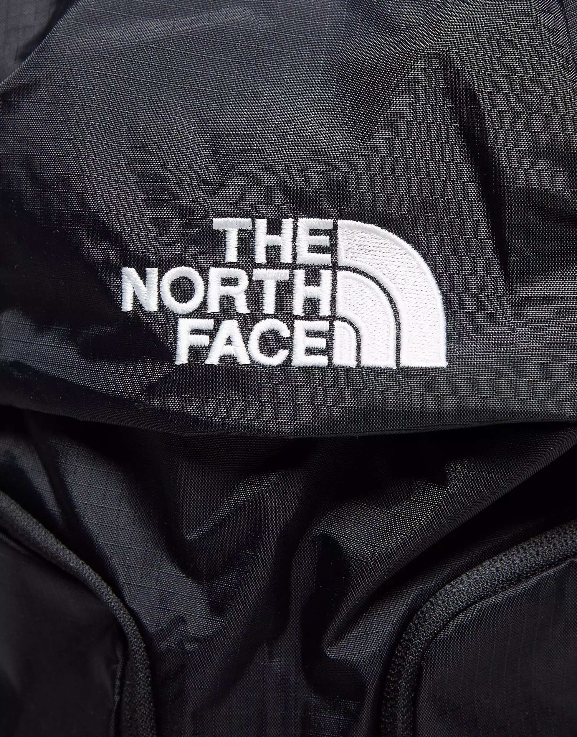 Черный рюкзак The North Face Surge Flexvent 31л