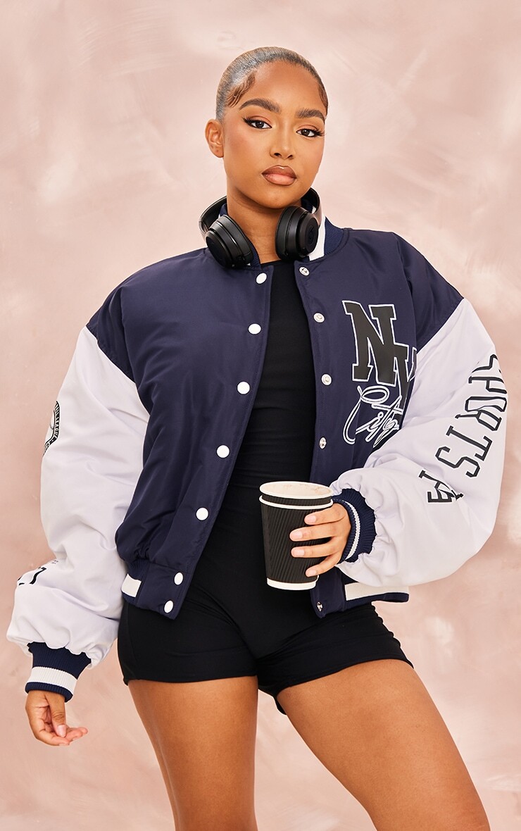 

PrettyLittleThing Темно-синий бомбер Petite с надписью Nyc
