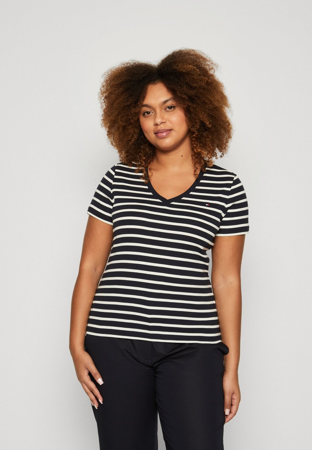 

Базовая футболка NEW SLIM CODY V NECK Tommy Hilfiger Curve, синий, Черный