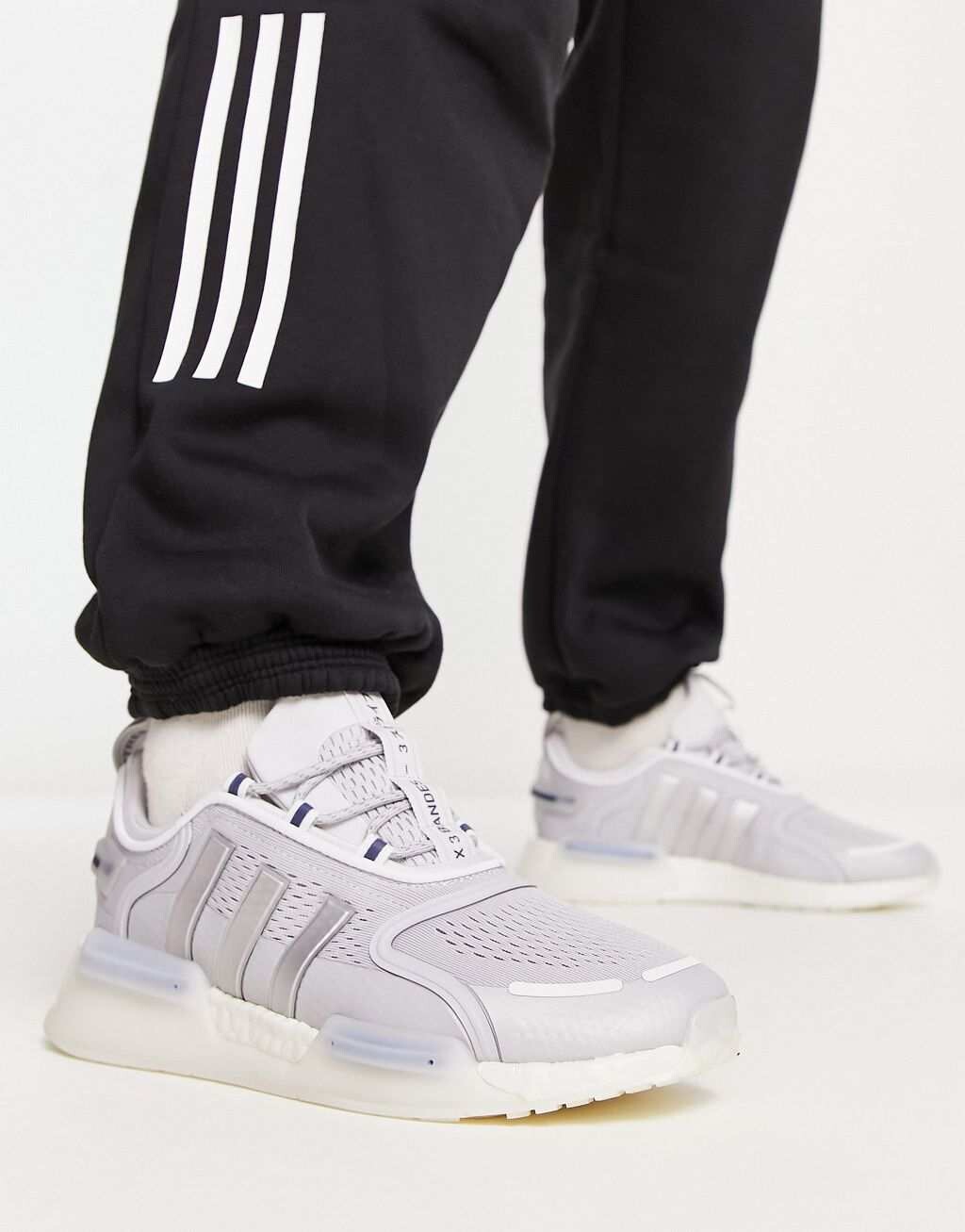 

Светло-серые кроссовки adidas Orignals NMD_V3