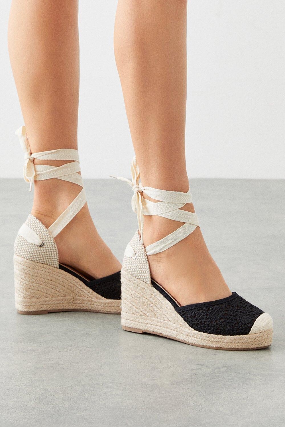 

Туфли Ruth на танкетке крючком Dorothy Perkins, черный