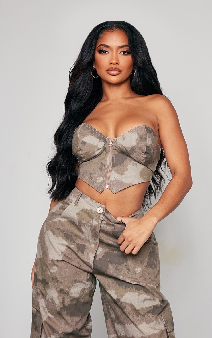 

PrettyLittleThing Укороченный топ-бандо с камуфляжной отделкой Shape Stone и молнией