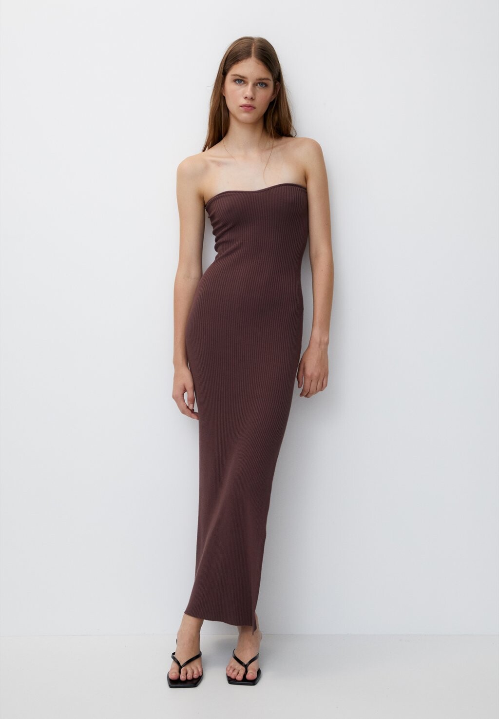 

Трикотажное платье STRAPLESS MIDI PULL&BEAR, цвет brown