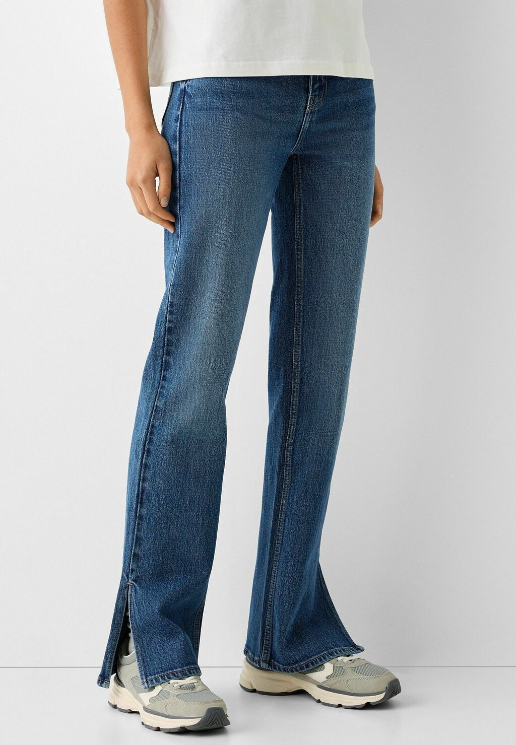 

Джинсы-сигареты COMFORT With SIDE SLIT Bershka, цвет light blue