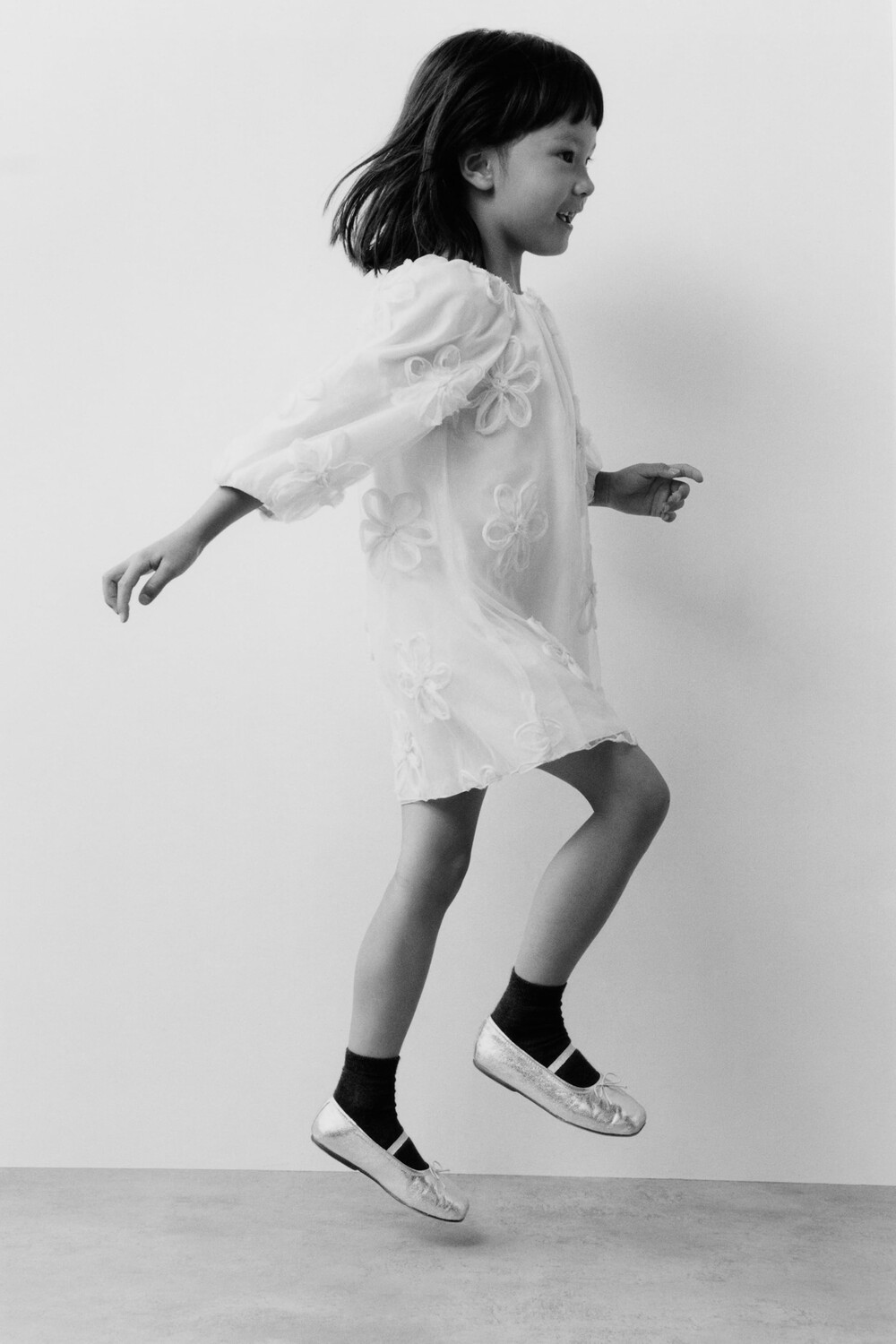 

Платье из тюля с объемными цветочными украшениями Zara, экрю