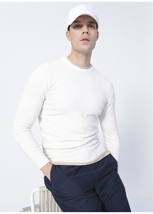 

Мужской свитер с круглым вырезом узкого кроя цвета экрю Polo Studıo X Fabrika