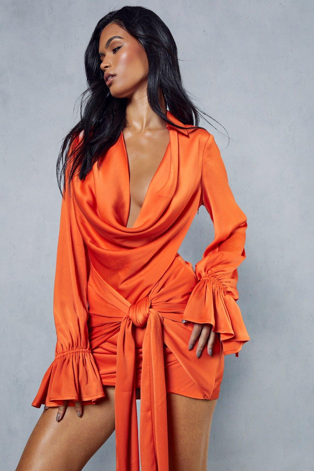 цена Атласное мини-платье с глубоким вырезом и драпировкой MISSPAP, оранжевый