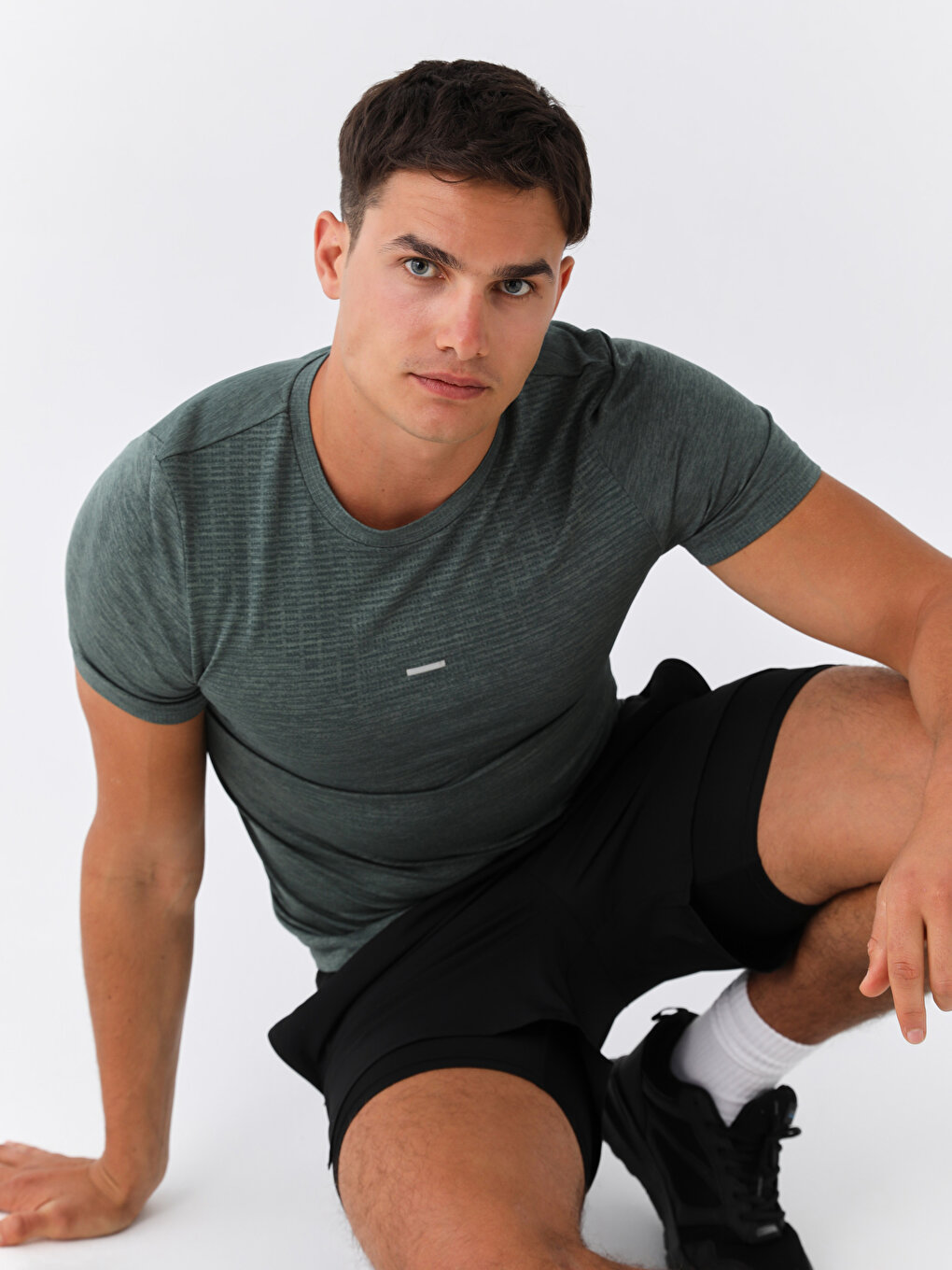 аарон мелан в Мужская спортивная футболка с круглым вырезом и короткими рукавами LCW Active, средне-зеленый мелан