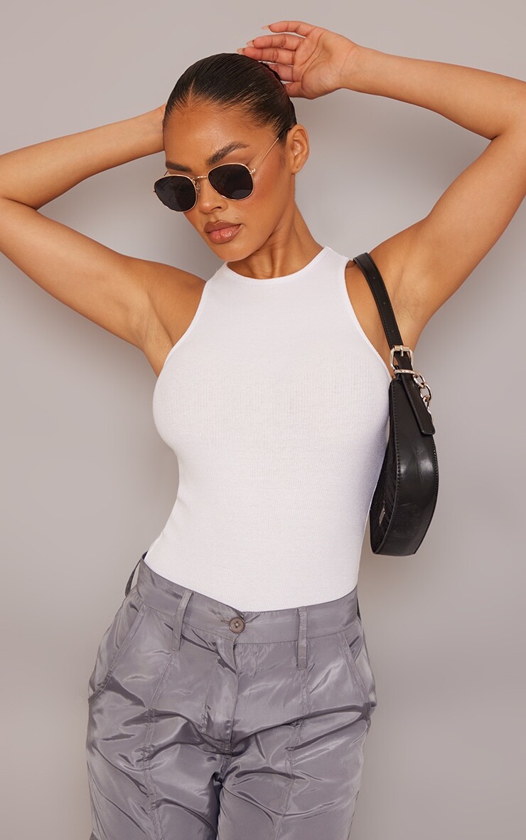 

PrettyLittleThing Базовое белое боди в рубчик Racer