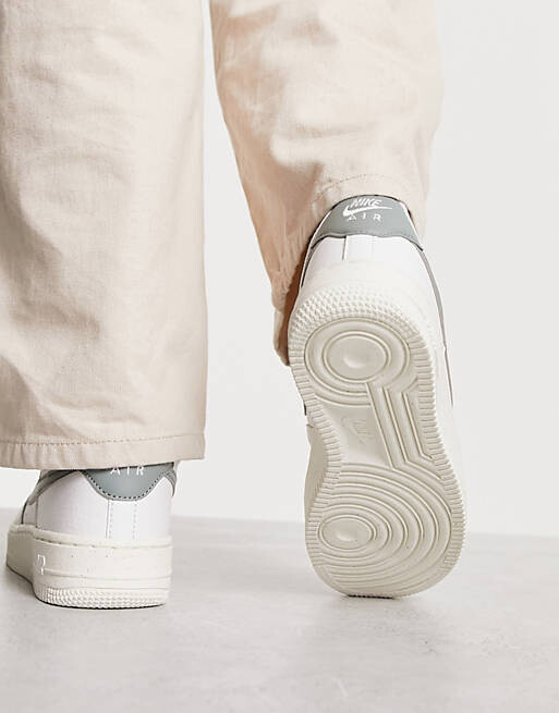 

Белые и бледно-серые кроссовки Nike AF1 '07 Next, Белый