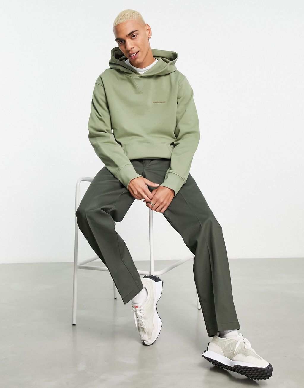 

Белая толстовка с логотипом New Balance зеленого цвета хаки