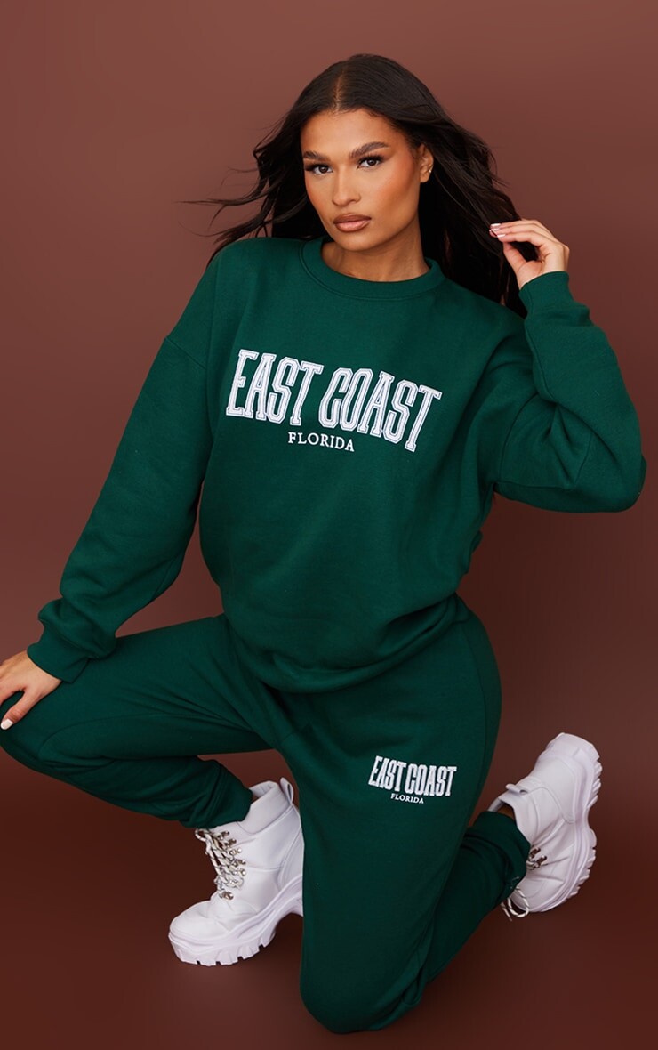 

PrettyLittleThing Зелено-лесные джоггеры с манжетами и принтом