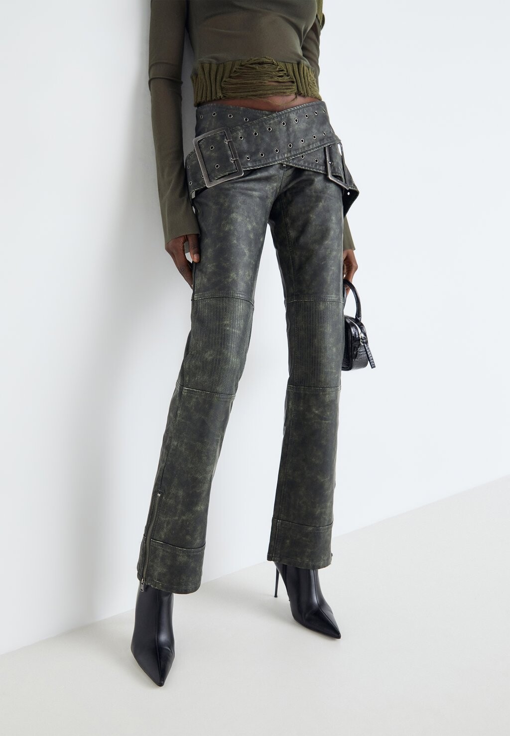 

Брюки ASSASSIN BOOTCUT Jaded London, черный