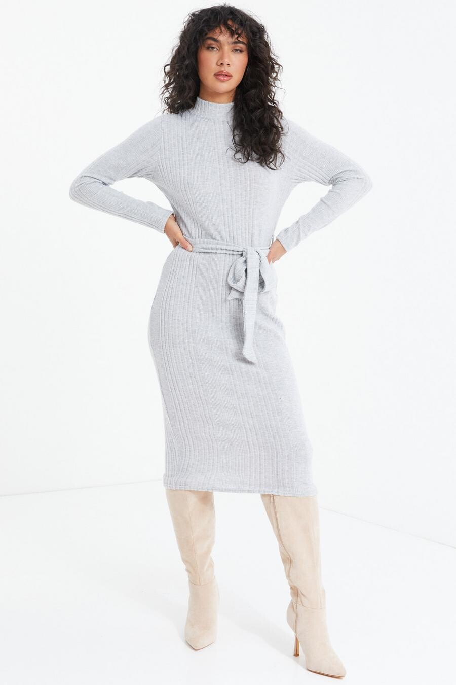

Серое трикотажное платье миди с длинными рукавами QUIZ Clothing