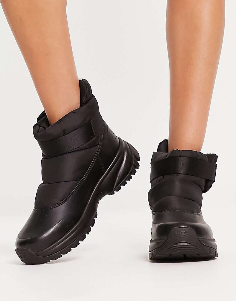 

Черные ботинки UGG Yose Puff