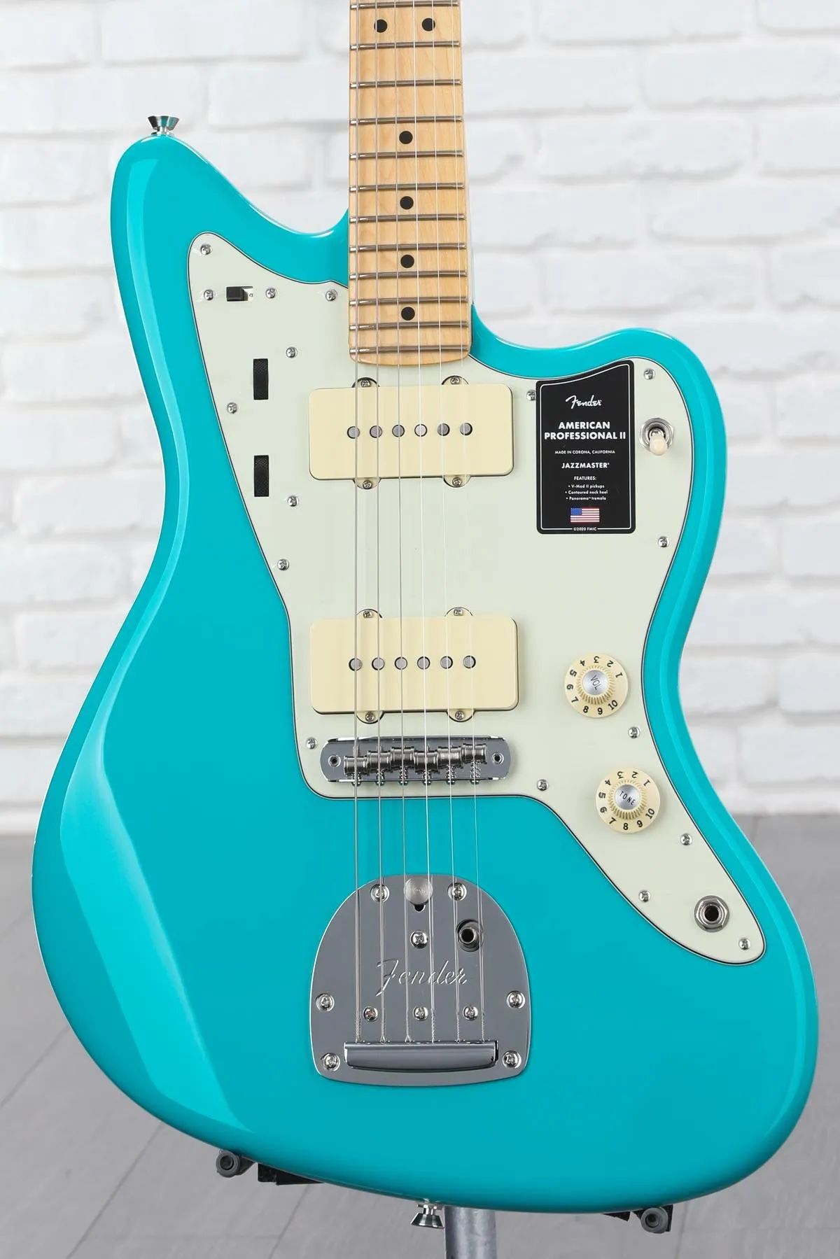 

Fender American Professional II Jazzmaster — цвет Майами синий, с кленовой накладкой на грифе