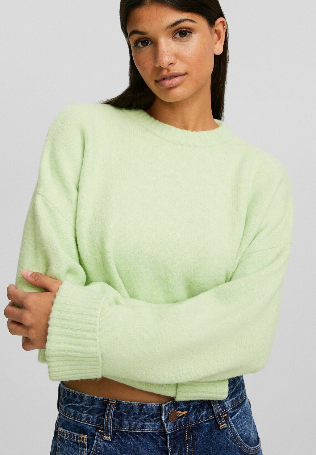 

Свитер Round Neck Cropped Bershka, цвет evergreen
