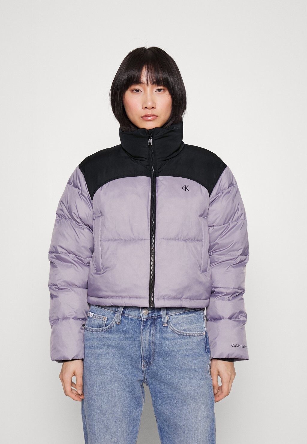 

Зимняя куртка BLOCKED CROPPED PUFFER Calvin Klein Jeans, лавандовый аура/черный