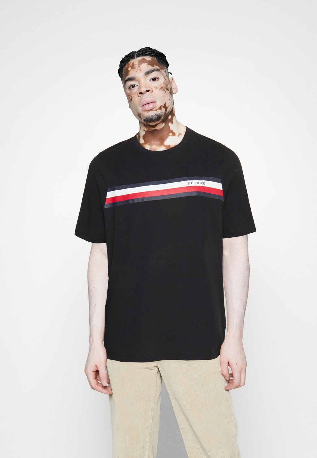 

Футболка с принтом MONOTYPE CHEST TEE Tommy Hilfiger, черный