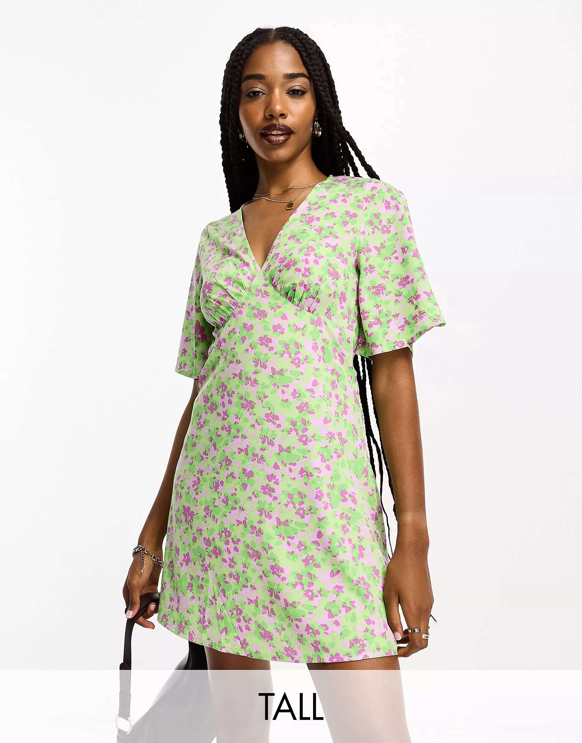 Мини-платье Influence с v-образным вырезом с зелено-сиреневым цветочным принтом платье миди рубашки с принтом yas с зелено сиреневым цветочным принтом