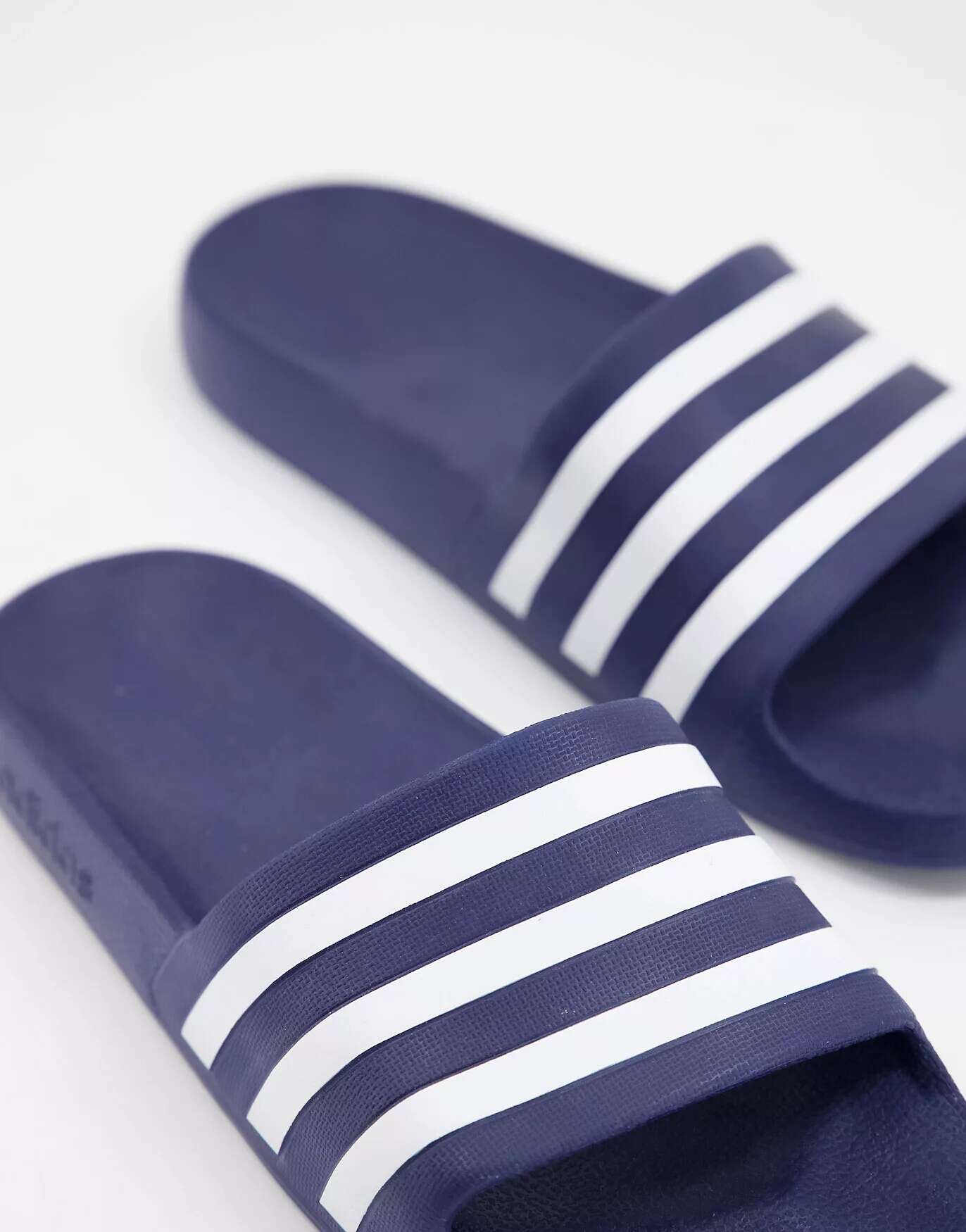 Темно-синие шлепанцы adidas Swim Adilette с белой полоской adidas performance