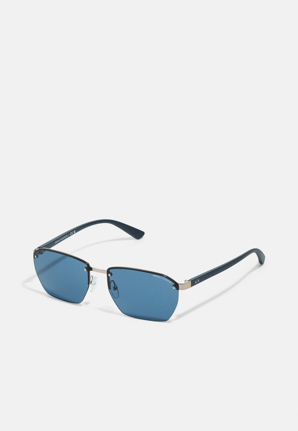 цена Солнцезащитные очки Armani Exchange, матовое серебро