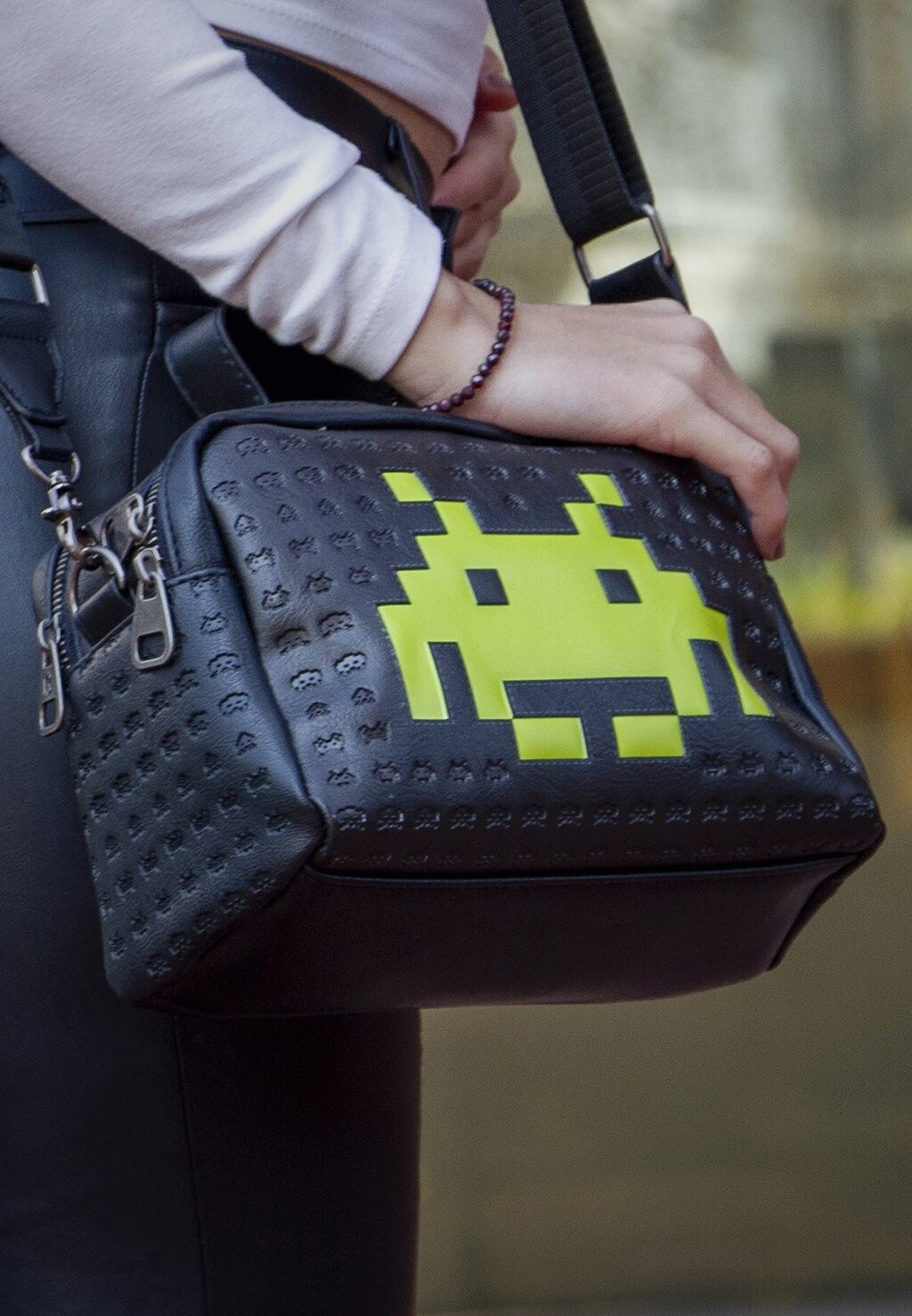 

Сумка через плечо SPACE INVADERS ALIEN CAKE Karactermania, черный