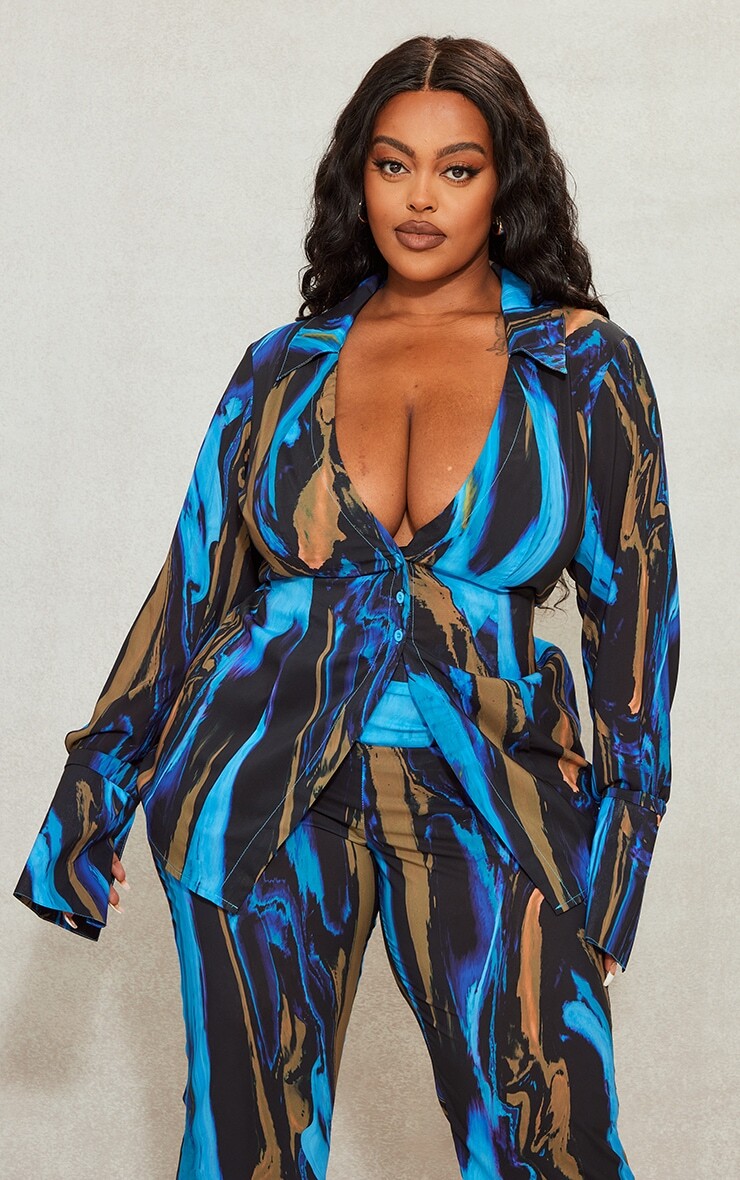 

PrettyLittleThing Синяя шифоновая приталенная рубашка с принтом Plus