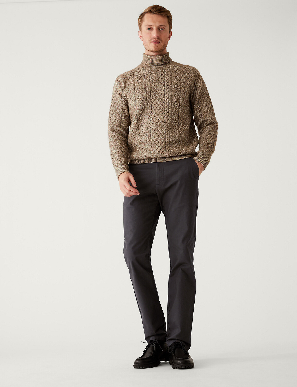 

Эластичные брюки чинос обычного кроя Marks & Spencer